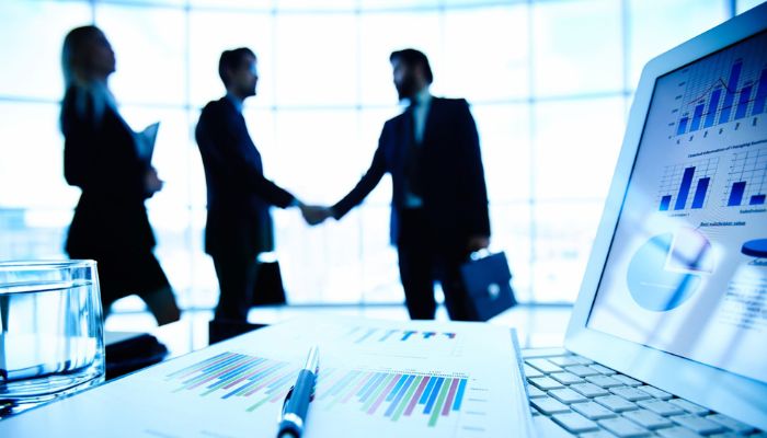 Blog 3 unas personas dándose la mano cerrando un trato o una venta