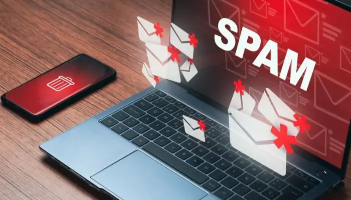 Blog 2 un computador con la palabra spam